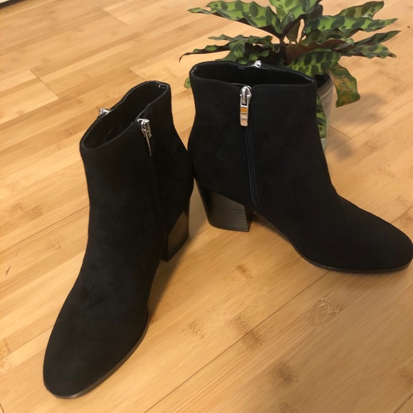 Nine West Black Heeled Booties ✨ - Picture 2 of 6